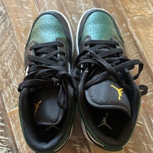 Nike Kids Black and Green Sneakers with Gold Accents
